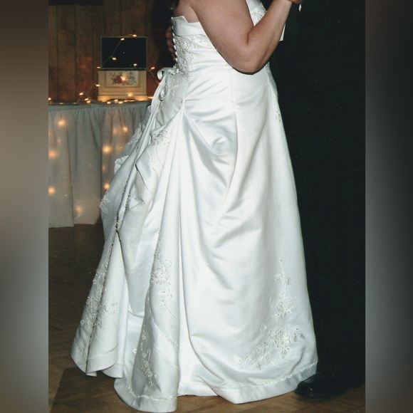 Plus Size Wedding Dress - size 22W White with beading and beautiful train - Picture 8 of 16